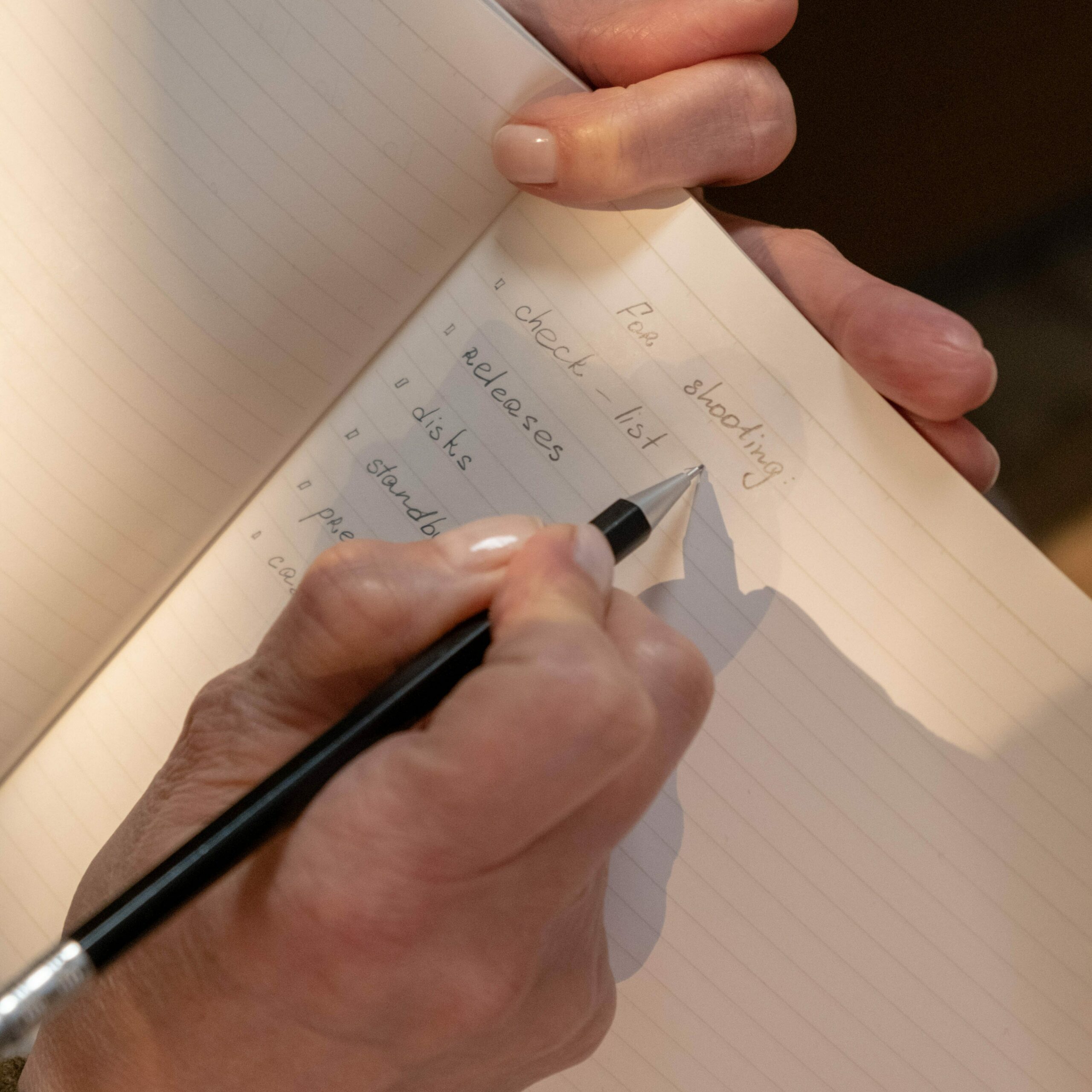 Osoba pisząca w notesie